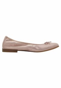 Ballerine métallique rose clair avec bout arrondi, petit nœud décoratif et talon bas en bois, vue de profil.