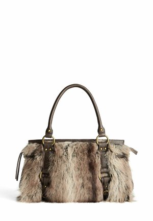 Vrečka iz umetnega krzna z rjavimi usnjenimi detajli, zaobljenimi ročaji in medeninastimi elementi. Ima teksturirano, krzno podobno zunanjost in zadrgo.