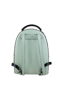 Zaino verde menta con una texture liscia, spallacci neri e maniglia superiore. Presenta una forma arrotondata e un design minimalista.