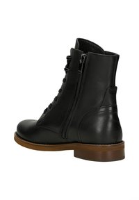 Černé kožené kotníkové boty s kulatou špičkou, bočním zipem a šněrováním v přední části. Mají hnědou gumovou podrážku a hladký povrch.