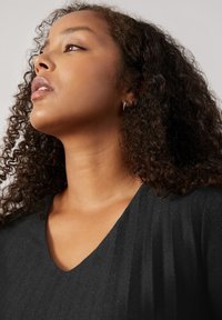 Samoon SOFTES PLISSEE IN A-LINIE - Freizeitkleid - black