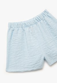 Lyseblå linnedel shorts med elastisk talje, der har en krøllet tekstur og flad-søm konstruktion.
