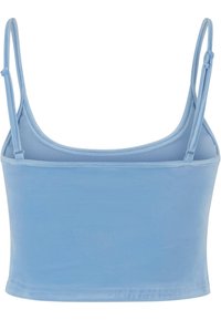 Top corto azul claro con tirantes finos ajustables, textura suave y un diseño ajustado. Sin patrones ni hardware adicional visible.