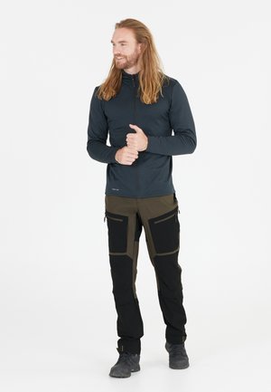 Lichtgewicht heren zip-up jack in donkerblauw en olijfgroen broek met meerdere zakken, voorzien van een slim fit en textuurstof.