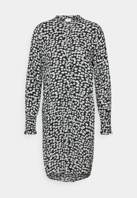 Vestido negro de manga larga con un patrón floral blanco. La tela es liviana y cuenta con un cierre de botones en la parte delantera y un dobladillo curvado.