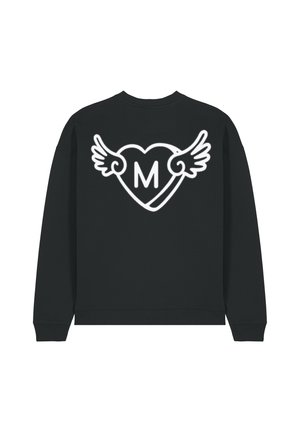 Schwarzer Pullover mit Rundhalsausschnitt, der eine weiße Grafik eines Herzens mit Flügeln und dem Buchstaben "M" darin zeigt. Normale Passform.