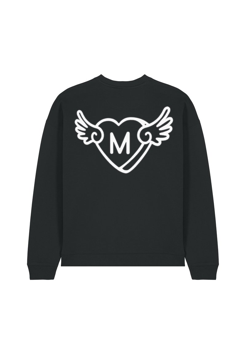 Felpa nera con scollatura tonda, decorata con una grafica bianca raffigurante un cuore con ali e la lettera "M" all'interno. Vestibilità standard.