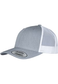 Siva snapback kapa s čvrstim prednjim dijelom i bijelim mrežastim bočnim panelima. Ima zakrivljeni vizir i logo zakrpu na prednjem dijelu.