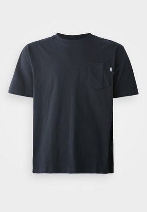 Tamsiai mėlynos (navy) spalvos medvilninis marškinėliai su apvalia apykakle ir trumpomis rankovėmis. Įtrauktas vienas krūtinės kišenė ir tiesios iškirptės dizainas.