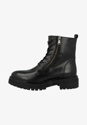 Zwarte leren enkel combatboot met chunky zool, vetersluiting aan de voorkant en een zijrits op een witte achtergrond.