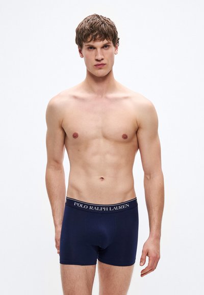 Tengerészkék boxeralsó puha elasztikus derékpánttal, melyen a "POLO RALPH LAUREN" logó található. Sima anyag, testhez simuló forma és minimális varrások.