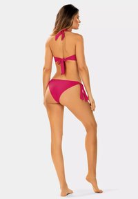 Jaskraworóżowy bikini, na szyję z wiązanymi ramiączkami oraz regulowanymi majtkami na boku, wykonane z gładkiego materiału, prezentujące minimalistyczny design.