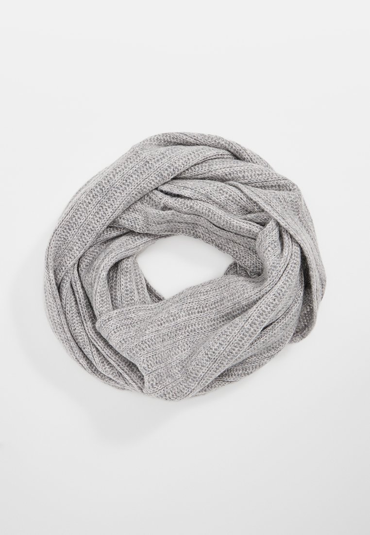 Bufanda infinita de punto gris con un diseño texturizado, que presenta una forma en bucle y un material suave y flexible. Adecuada para diversas opciones de estilo.