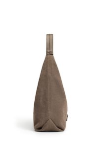 Braune Wildledertasche mit konischem Design und flachem Boden. Verfügt über einen robusten Ledergriff. Glatte Textur und minimalistischer Stil.