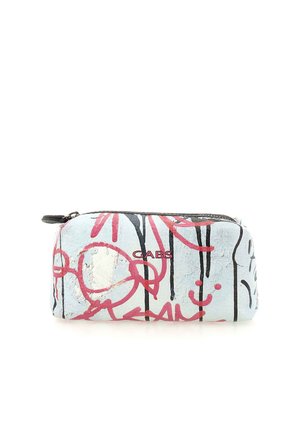 Piccola pochette rettangolare con cerniera nera, sfondo azzurro chiaro, linee astratte rosse e nere in stile graffiti e "GABS" stampato sul davanti.