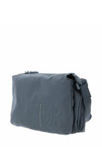 Graue Schultertasche aus Stoff mit strukturierter Oberfläche und Reißverschluss. Sie verfügt über einen verstellbaren Riemen und einen dezenten Logodruck.