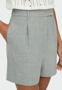 Lichtgrijze op maat gemaakte shorts van getextureerde stof, met een tailleband, zijzakken en een relaxed fit met een zoom die boven de knie eindigt.