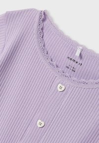 Name it SLIM FIT - T-shirt med print - lavendula