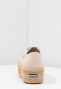 Sneaker platform in tela rosa pallido con tomaia testurizzata e soletta in juta intrecciata. Presenta un logo bianco e nero sul tallone.