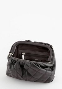 Černá prošívaná kabelka z měkkého materiálu, s nařasenými horními okraji, zipovou kapsou uvnitř a akcenty z stříbrné barvy.
