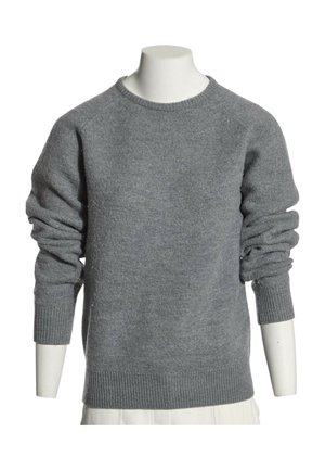 Pull gris manches longues à col rond avec poignets et ourlet côtelés, présenté sur un buste de mannequin blanc sans tête.