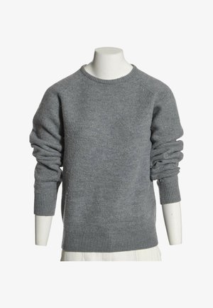 Pull gris manches longues à col rond avec poignets et ourlet côtelés, présenté sur un buste de mannequin blanc sans tête.