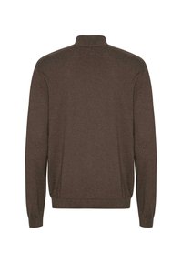 Ruskea pitkähihainen neulepusero, jossa on ribbireunukset kauluksessa, hihansuissa ja helmassa, kuvattu takaa valkoista taustaa vasten.