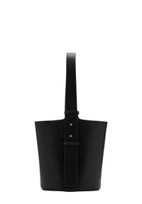 Bolso tote de cuero negro con un diseño estructurado, correa larga y una amplia abertura. Presenta una textura suave y acentos en hardware dorado minimalista.