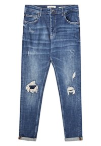 Blå denimjeans med slitna lappar på båda benen, uppvikta fållar, framfickor och knäppning i midjan.