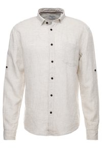 Camisa de lino de color claro con mangas largas, cierre de botones al frente y un solo bolsillo en el pecho. Cuenta con botones oscuros y pestañas para enrollar las mangas.