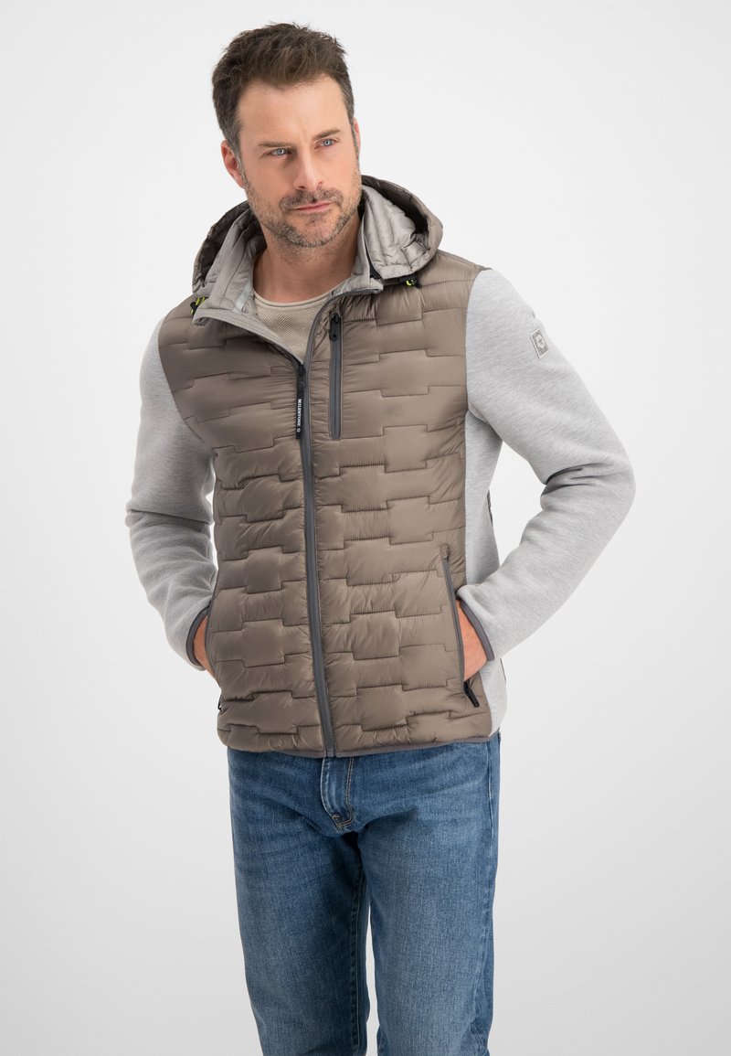 Braune gepolsterte Weste aus grauem Sweatshirtstoff, mit Reißverschluss und Kapuze. Verfügt über Seitentaschen und ein strukturiertes Paneeldesign.