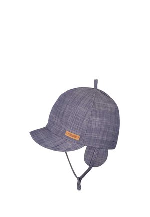 Weiche violette Kinderkappe mit kurzem Schirm, Ohrklappen, Kinnriemen und einem kleinen "PURE PURE" Etikett an der Seite.