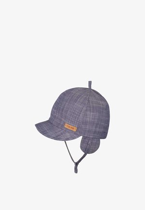 Weiche violette Kinderkappe mit kurzem Schirm, Ohrklappen, Kinnriemen und einem kleinen "PURE PURE" Etikett an der Seite.