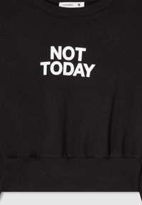 Felpa nera con orlo a costine, con la scritta "NON OGGI" in lettere bianche bold sul petto. Realizzata in tessuto morbido.