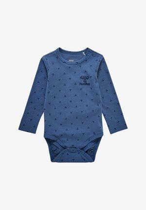 Langärmliger Baby-Body aus navyblauer Baumwolle, mit einem subtilen Muster aus kleinen dunkelblauen Formen und einem Logo auf der Vorderseite. Druckknopfverschluss am Boden.