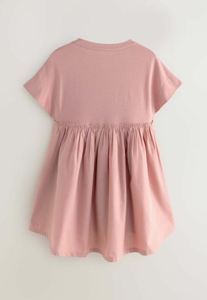 Robe en coton rose avec une coupe décontractée, des manches courtes et une taille froncée. Jupe fluide avec une texture douce et un ourlet arrondi.