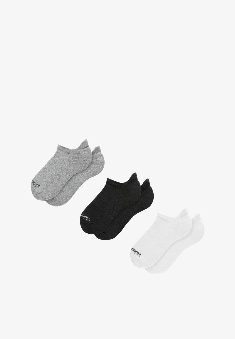 Tre par ankelstrømper i grå, sort og hvid. Lavet af blødt stof med et enkelt design og et lille logo på tåen.