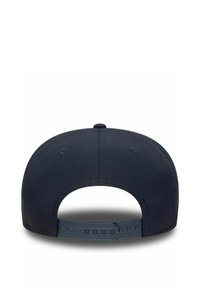 Schwarze Baseballmütze mit gebogenem Schirm, verstellbarem Snapback-Verschluss, strukturiertem Stoff und einem kleinen Knopf oben.