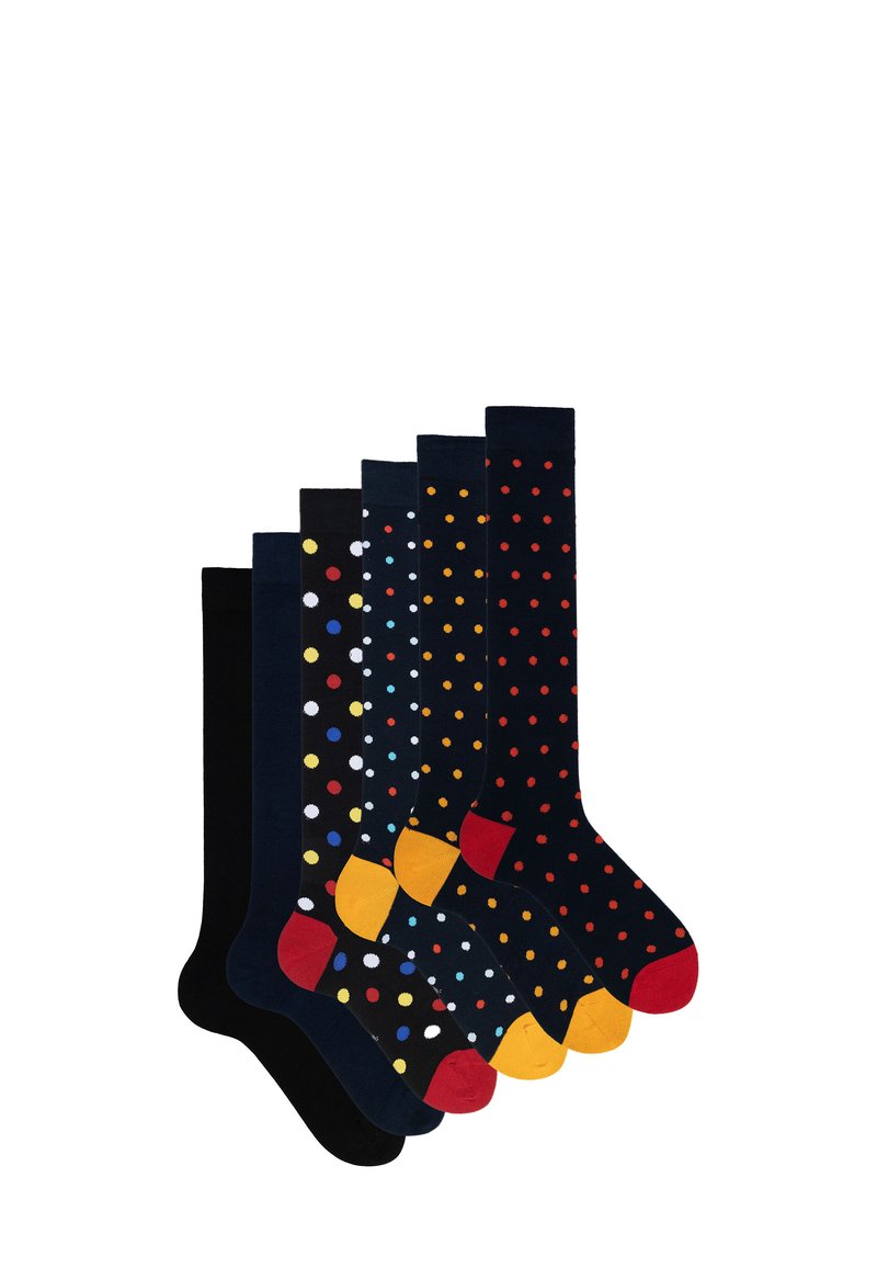 Set von fünf Socken: schwarz, marineblau mit bunten Punkten und gemusterten Akzenten. Jede Socke hat unterschiedliche Farben und verschiedene Punktmuster.