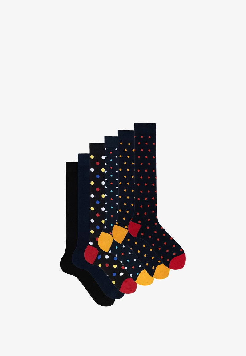 Set von fünf Socken: schwarz, marineblau mit bunten Punkten und gemusterten Akzenten. Jede Socke hat unterschiedliche Farben und verschiedene Punktmuster.