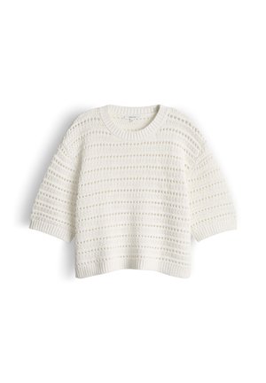 Weißer, kurzärmeliger Strickpullover mit einem strukturierten Lochmuster und gerippten Bündchen an Ärmeln, Halsausschnitt und Saum, flach auf einem weißen Hintergrund liegend.