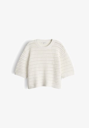Weißer, kurzärmeliger Strickpullover mit einem strukturierten Lochmuster und gerippten Bündchen an Ärmeln, Halsausschnitt und Saum, flach auf einem weißen Hintergrund liegend.