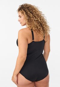 Must must ühes tükis ujumisriiet reguleeritavate rihmadega, siledast kangast ja struktureeritud disainiga. Omadusteks tagasihoidlik katvus seljal ja puhtad jooned.