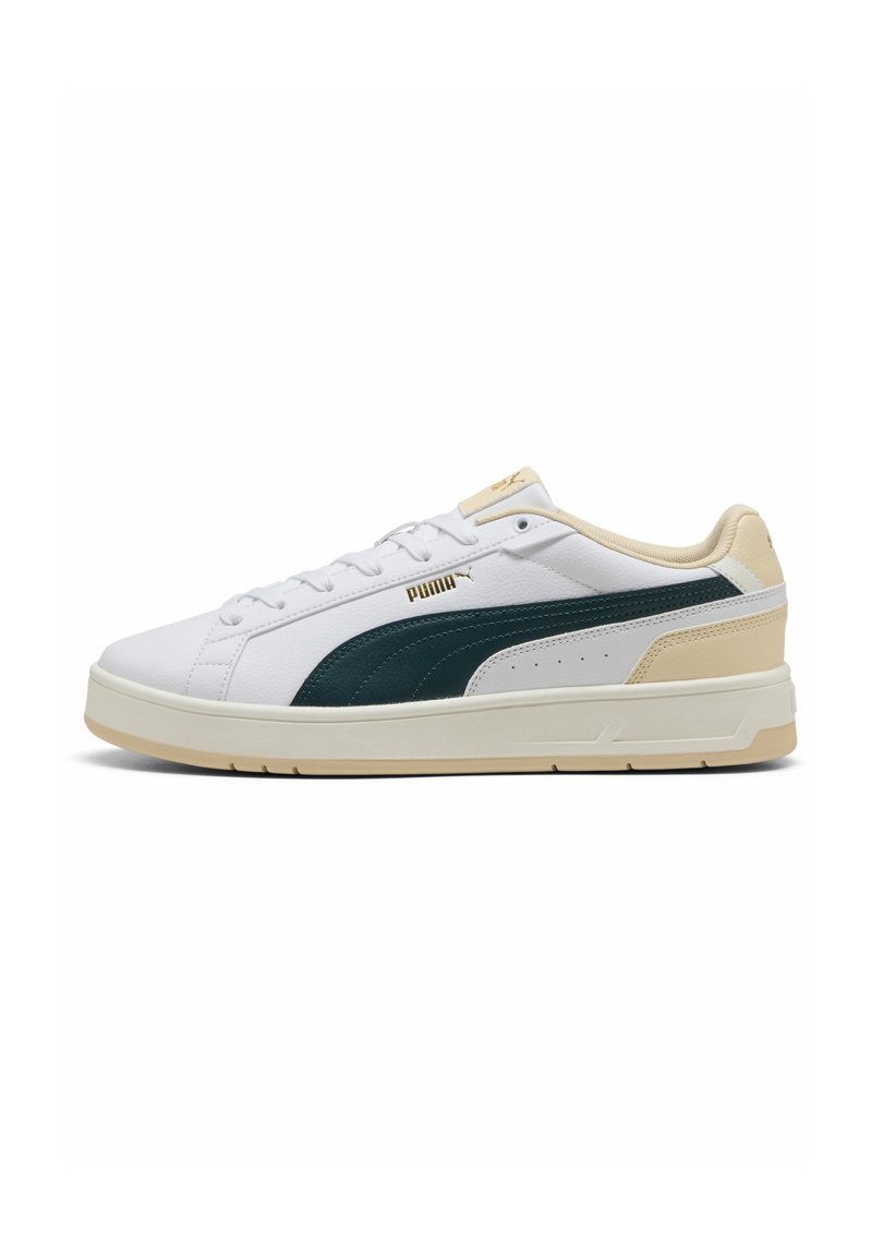 Hvid sportsko med en teal-stribe, beige detaljer og en struktureret læderoverflade. Har flade snørebånd og en robust gummi sål.