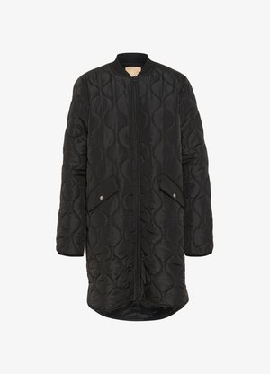 Melnā quiltotā jaka ar rāvējslēdzēja priekšpusi, ribotām piedurknēm un divām priekšējām kabatām ar pogām. Gluda tekstūra ar viegli spīdīgu apdari.