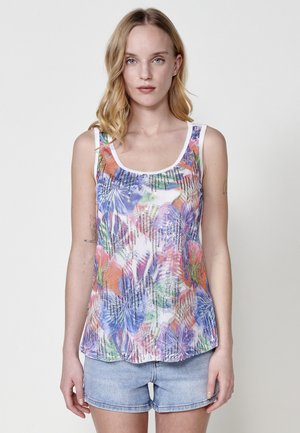 Multikleur tanktop met een bloemenpatroon, witte afwerking en pailletten, gecombineerd met lichte denim shorts. Zachte stof, relaxte pasvorm.