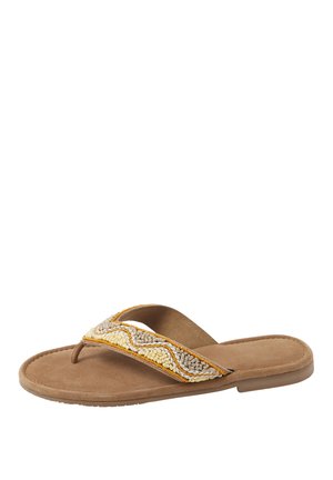 Brun flad sandal med vævet gul, hvid og beige perlestrop og tåpost på en ens hvid baggrund.