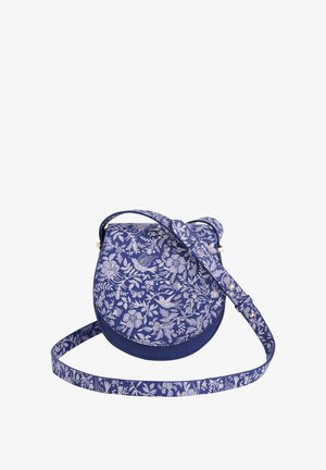 Runder Beutel aus blauer Stoff mit floralem Muster, schlankem Riemen und silbernen Hardware-Akzenten. Texturierte Oberfläche, sichere Verschluss.