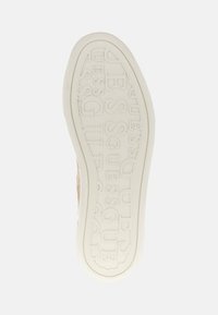 Suela de zapato de goma blanca con marca en relieve, que presenta una superficie texturizada y bordes redondeados. El diseño es simple y funcional.