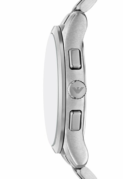 Seitenansicht eines silbernen Metall-Uhrengehäuses mit zwei rechteckigen Druckknöpfen und einer Krone mit Emporio Armani-Logo.